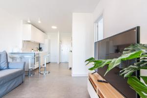 Modern Ocean View Apartment PH12