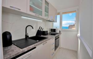 Nice Apartment In Makarska With 2 Bedrooms And Wifi