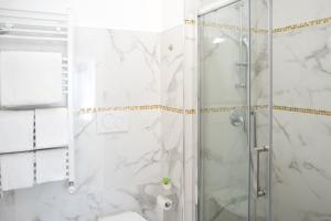 Deluxe Double Room room in Guest House Train Station