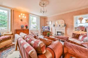 The Town House at Muntham- Luxury Holiday Home with Hot Tub