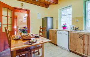 Cozy Home In Pobierowo With Wifi