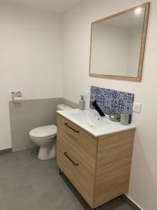 Charmant logement avec un extérieur et un jacuzzi