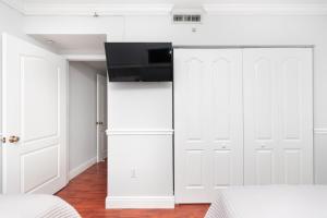 Beautiful 22.5 Condo wFree Parking Fast WIFI