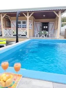 La Maison du Pécheur 97280 vous propose 2 bungalow, 2 Piscine privé avec jaccuzi intégrés, a 5 min de la plage et 2 min du port de pêche - Pointe Athanase