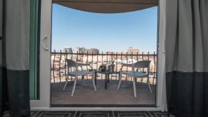 Executive King Room with Balcony room in InterContinental Kansas City at the Plaza an IHG Hotel