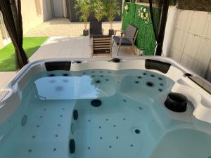 Villas Maison Porte du Bouchon : Jacuzzi SPA privatif ! : photos des chambres