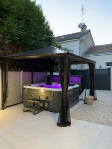 Villas Maison Porte du Bouchon : Jacuzzi SPA privatif ! : photos des chambres