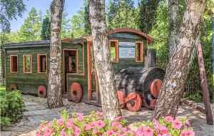 2 Bedroom Gorgeous Apartment In Bobolin