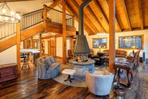 2 Blocks to Lake Tahoe! Group Gem w Hot Tub