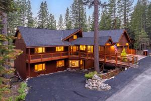 2 Blocks to Lake Tahoe! Group Gem w Hot Tub
