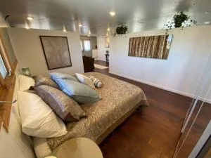 Roof-top stay, king-size bed, views of Loveland - استيس بارك