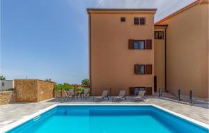Stunning apartment in Liznjan with Outdoor swimming pool, WiFi and 2 Bedrooms