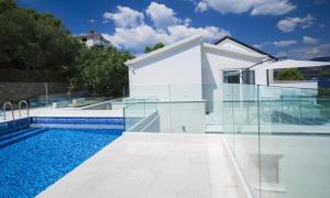 Seaside family friendly house with a swimming pool Okrug Donji, Ciovo - 17587 