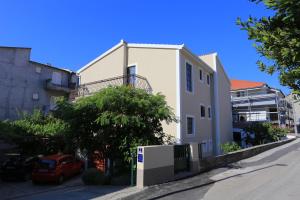 Apartments with a parking space Podstrana, Split - 17586