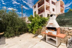 Apartments with a parking space Trogir - 17609