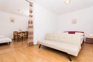 Apartments with parking space Trogir - 17609