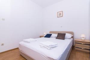 Apartments with parking space Trogir - 17609