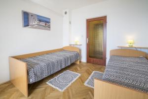 Apartments with WiFi Rijeka - 17629 