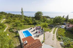 Family friendly apartments with a swimming pool Gornji Tucepi, Makarska - 17686