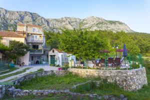 Family friendly apartments with a swimming pool Gornji Tucepi, Makarska - 17686 