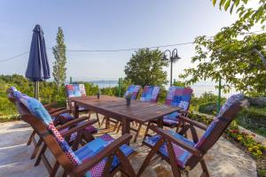 Family friendly apartments with a swimming pool Gornji Tucepi, Makarska - 17686