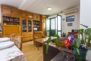 Family friendly apartments with a swimming pool Gornji Tucepi, Makarska - 17686