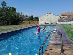 Maisons de vacances Gite Auchay-sur-Vendee, 3 pieces, 6 personnes - FR-1-426-96 : photos des chambres