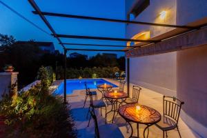 Family friendly apartments with a swimming pool Businci, Ciovo - 17737