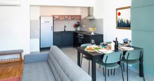 Apartments with a parking space Omis 17677