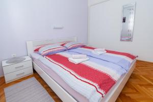 Apartments with parking space Rab - 17684