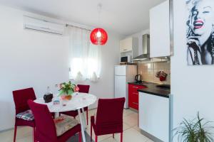 Apartments and rooms with parking space Grebastica, Sibenik - 17831