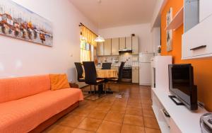 Apartments by the sea Punat, Krk - 17857