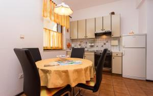 Apartments by the sea Punat, Krk - 17857