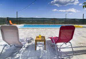 Family friendly apartments with a swimming pool Seget Donji, Trogir - 17869