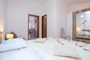 Family-friendly apartments with swimming pool Razanj, Rogoznica - 17867