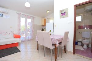 Family-friendly apartments with swimming pool Razanj, Rogoznica - 17867
