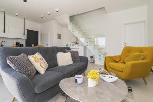 Seaside apartments with a swimming pool Rastici, Ciovo - 17889