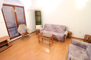 Apartments with WiFi Makarska - 17906