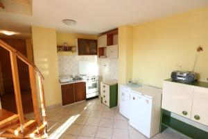 Apartments with WiFi Makarska - 17906