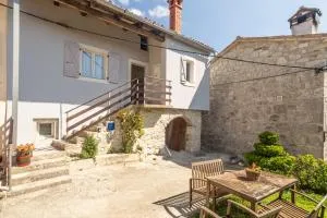 Apartments with a parking space Hum, Central Istria - Sredisnja Istra - 17921 - Roč