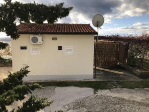 Apartments by the sea Duce, Omis - 17957 