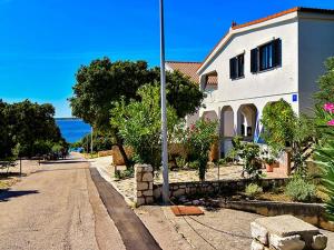 Apartments by the sea Mandre, Pag - 18047 