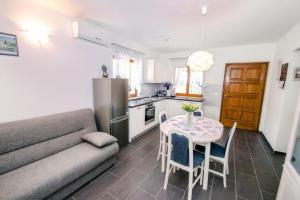 Apartments by the sea Cove Ljubljeva, Trogir 18052