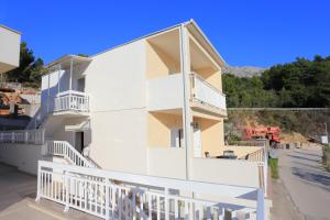 Apartments by the sea Zaostrog, Makarska - 18029