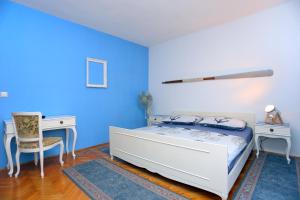 Apartments and rooms with parking space Makarska - 18028