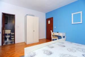 Apartments and rooms with parking space Makarska - 18028