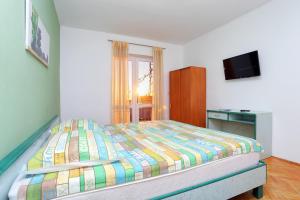 Apartments and rooms with parking space Makarska - 18028