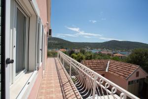 Apartments with a parking space Vinisce Trogir 18073
