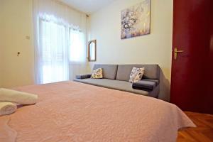 Apartments and rooms with parking space Starigrad, Paklenica - 18034