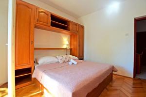 Apartments and rooms with parking space Starigrad, Paklenica - 18034